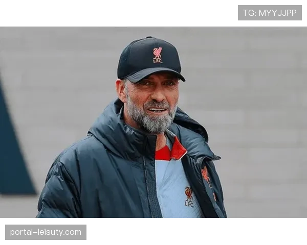 镜头捕捉:克洛普在场边不断挥手,要求利物浦阵型前压加快节奏