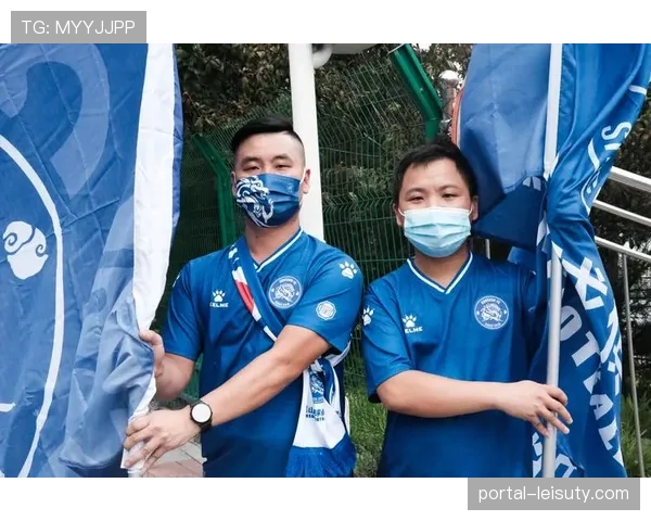 特写:布雷斯特球员赛后集体向远征球迷鼓掌致谢